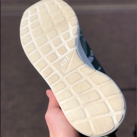 Nike Roshe - Picture 2 of 3